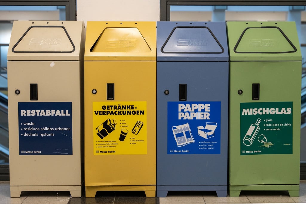 Papier und Pappe gehören in die Blaue Tonne, logisch. Doch was ist mit Kassenbons, beschichtetem Papier oder Hygieneartikeln? Und dürfen Trinkgläser ins Altglas?