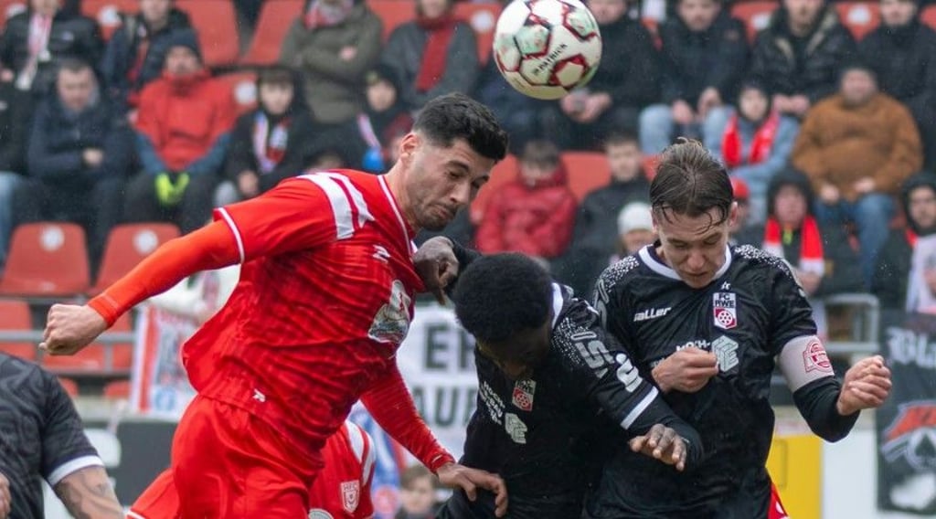 Burim Halili (l.) zählt zu den kopfballstärksten Verteidigern der Regionalliga.
