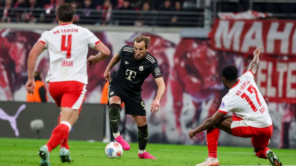 Kann Leipzigs Defensive um Willi Orban (l) und Ridle Baku (r) diesmal Bayerns Torexpress um Harry Kane (M) stoppen? (Archivbild)