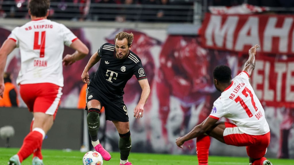 Kann Leipzigs Defensive um Willi Orban (l) und Ridle Baku (r) diesmal Bayerns Torexpress um Harry Kane (M) stoppen? (Archivbild)