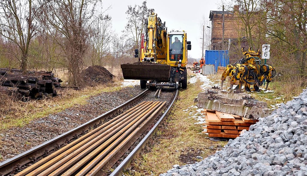 Am alten Stellwerk in Trebbichau werden die ersten 70 Meter Gleise erneuert. 