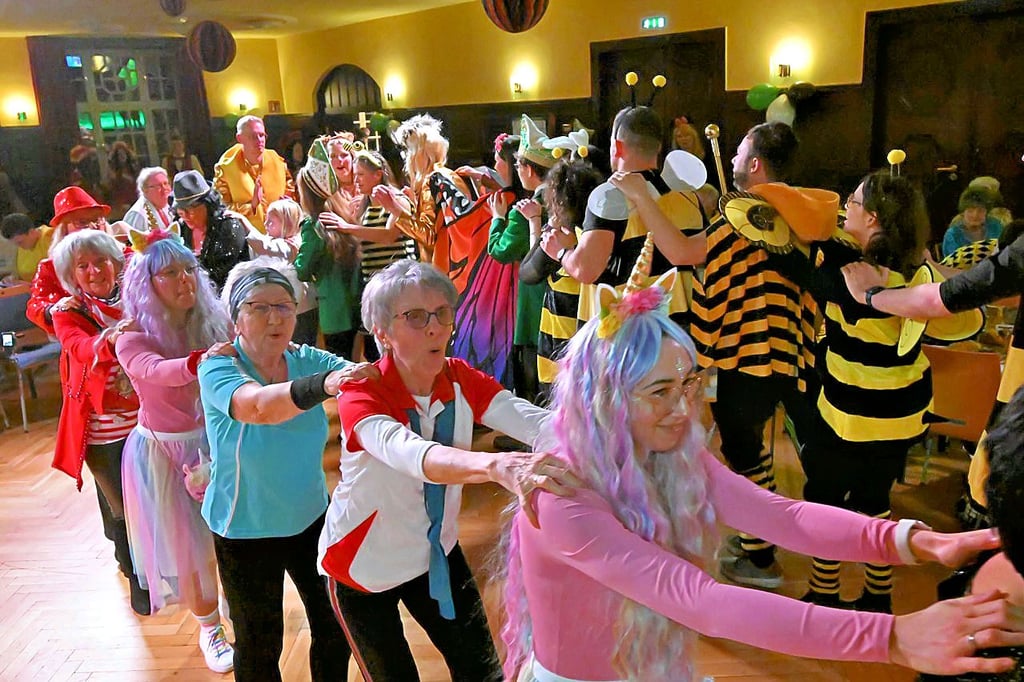 Spontan bildete sich eine Polonaise, die einmal quer durch den ganzen Saal zog.