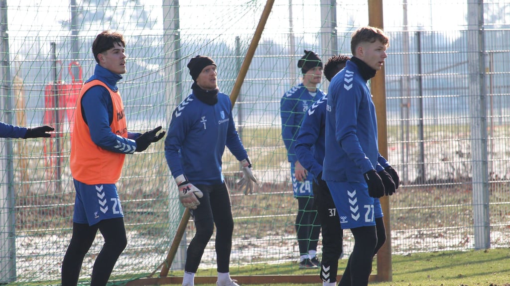 Felix Vogler (v. l.), Dominik Reimann und Philipp Hercher beim Standard-Training zum Wochenstart des 1. FC Magdeburg.