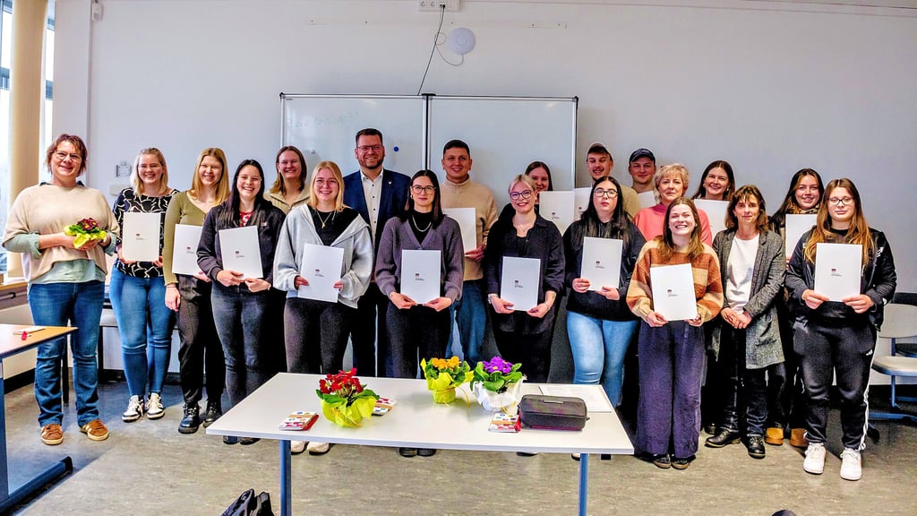 Haben in den Ferien eine wichtige Zusatzqualifikation erworben:   angehende Erzieher, die am Berufsschulzentrum ausgebildet werden.     