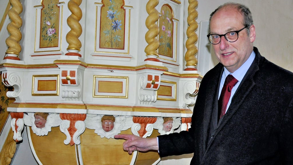 Bismarks Pfarrer Martin Schuler ist die Ähnlichkeit der geschnitzten Engelsabbildungen an der Kanzel seines Gotteshauses mit Ex-Bundeskanzlerin Angela Merkel auch schon aufgefallen.