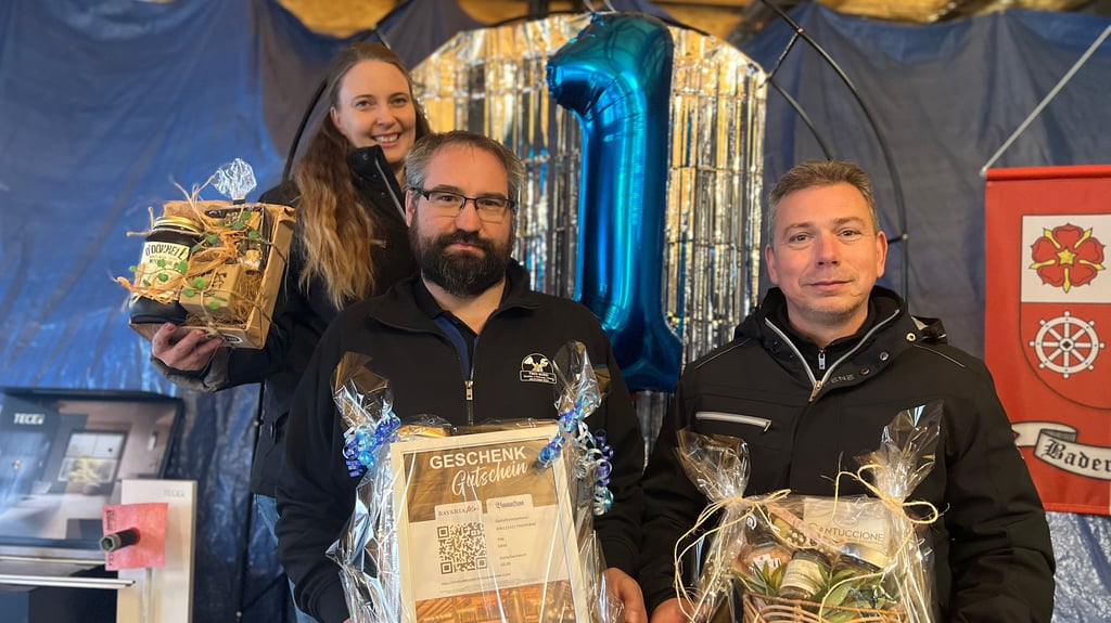 Stephi und Timo Guski mit Patrick Heydecke (von links) bei der Feier zum einjährigen Jubiläum.