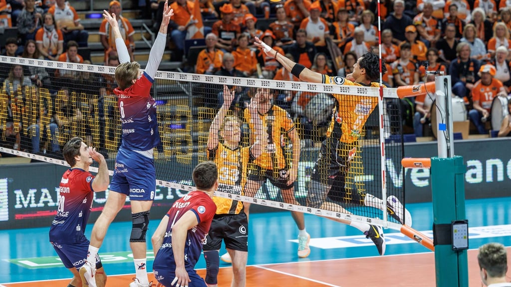 Nehemiah Mote (r) steht den BR Volleys wochenlang nicht zur Verfügung. (Archivbild)