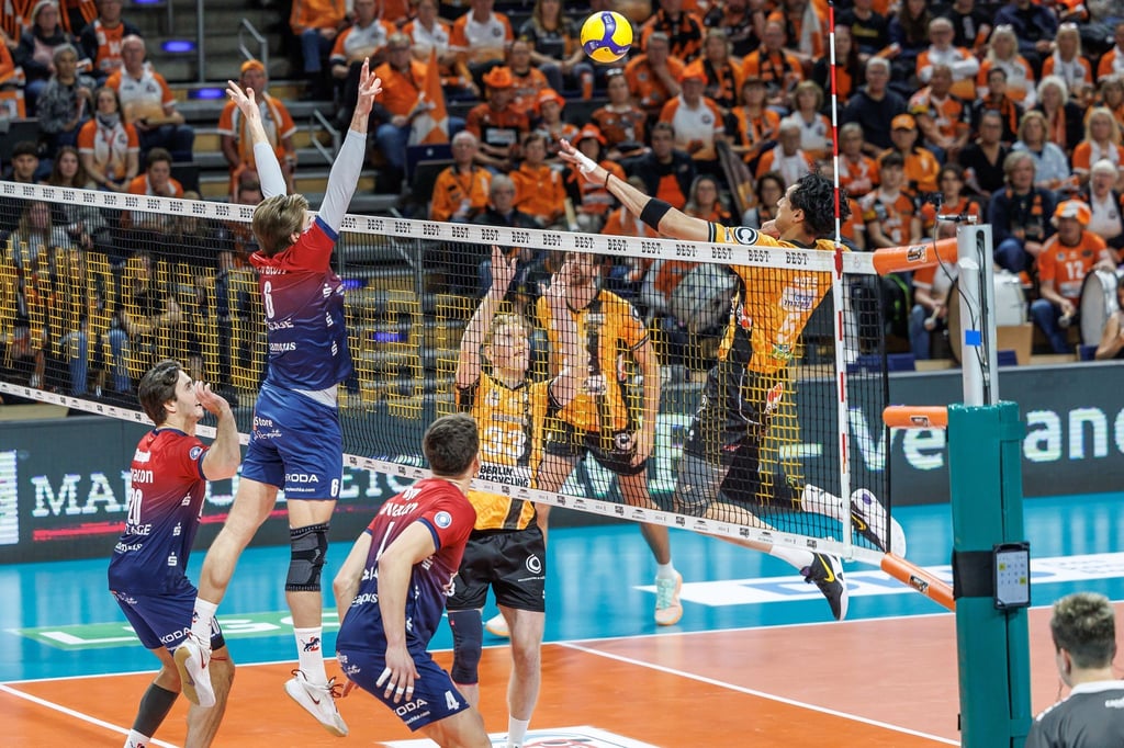 Nehemiah Mote (r) steht den BR Volleys wochenlang nicht zur Verfügung. (Archivbild)