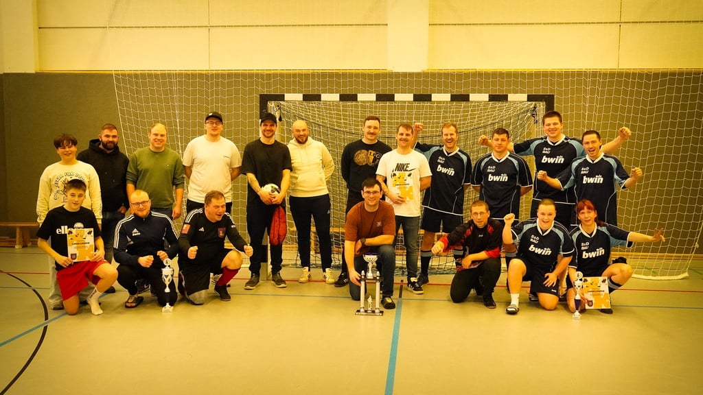 Die Sieger-Mannschaften des Winterlösch-Cups in Oschersleben: Die Berufsfeuerwehr Magdeburg, der Malteser Hilfsdienst und das Team der Helios Bördeklinik.