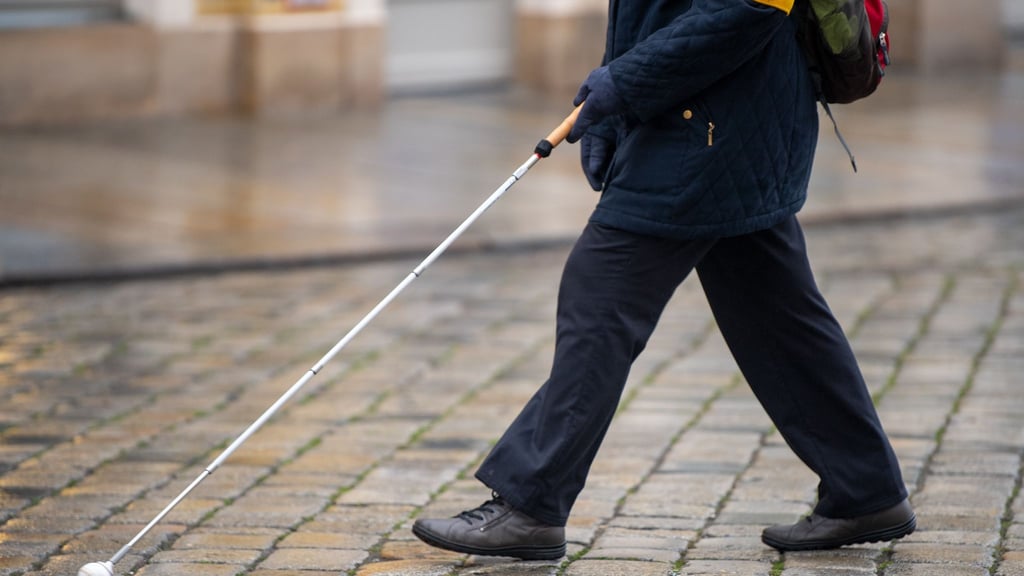 Die Polizei sucht nun nach den Tätern, die den Mann mit Sehbehinderungen bestohlen und beleidigt haben. (Symbolbild)