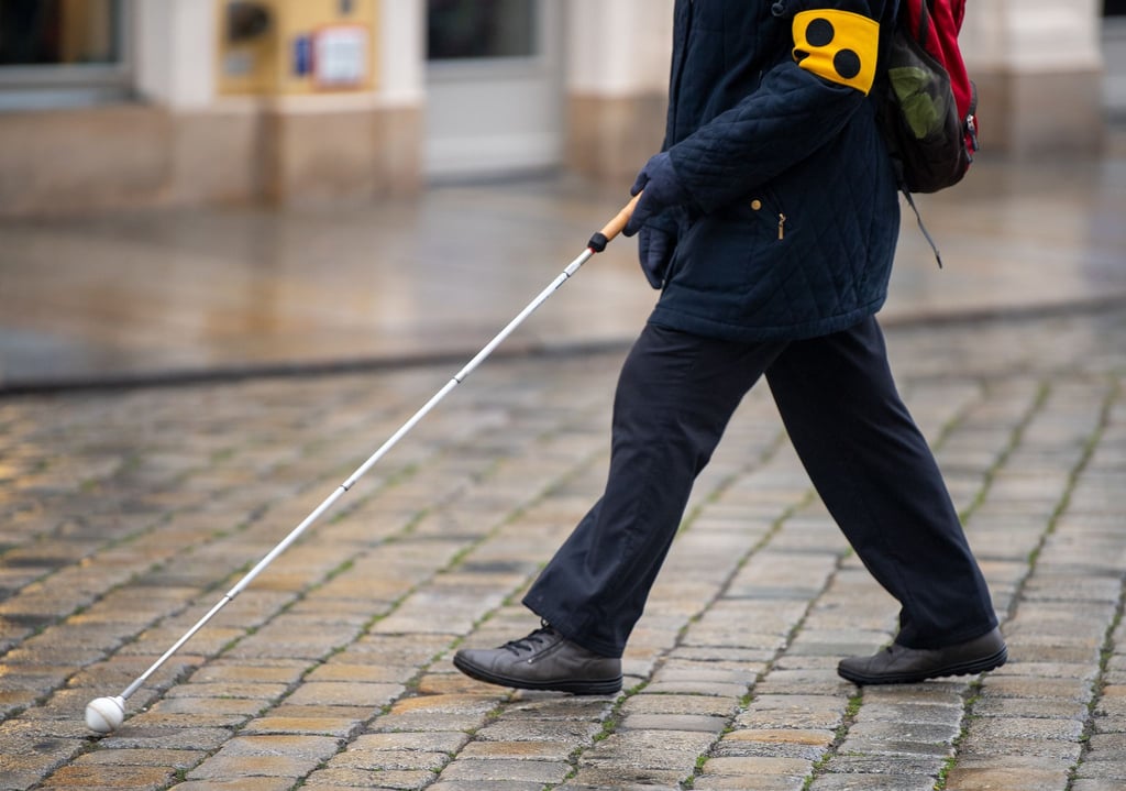 Die Polizei sucht nun nach den Tätern, die den Mann mit Sehbehinderungen bestohlen und beleidigt haben. (Symbolbild)