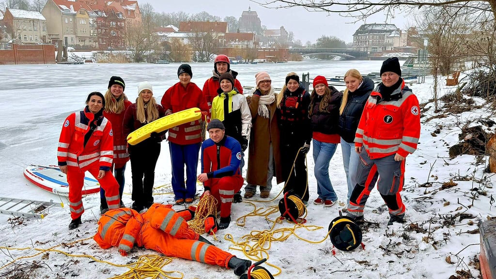 Wasserwacht-Chefin Cornelia Bossert (links)  zog nach der Übung für die Jugendwasserretter in Havelberg eine positive Bilanz.