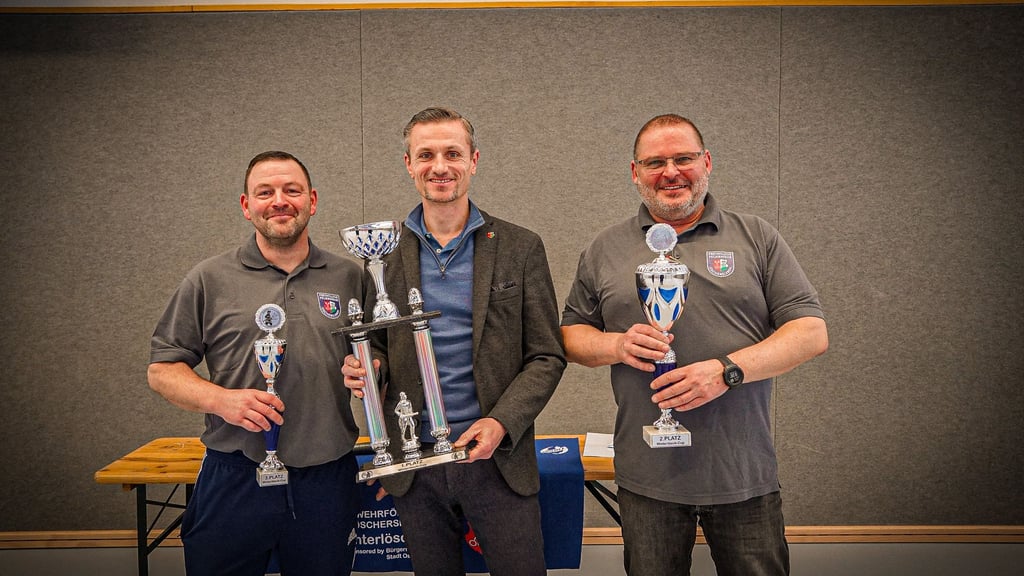 Organisator Marcel Jäger, Oscherslebens Bürgermeister Benjamin Kanngießer (parteilos) und Heiko Schinke vom Feuerwehrförderverein Oschersleben (von links) präsentieren die Pokale.