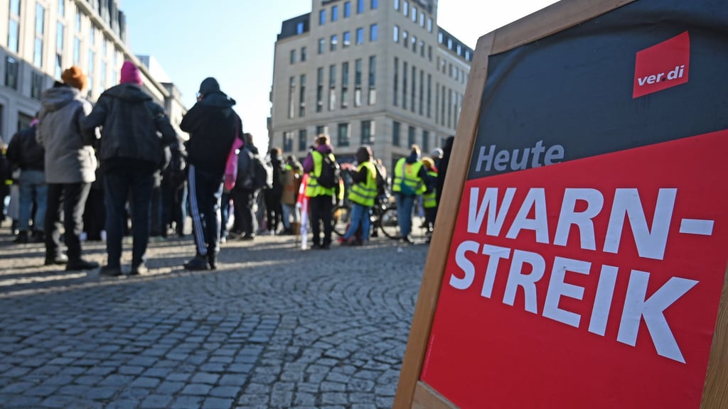 Hunderte Beschäftigte versammelten sich in Leipzig zu einer zentralen Kundgebung im Rahmen der Warnstreiks im öffentlichen Dienst.