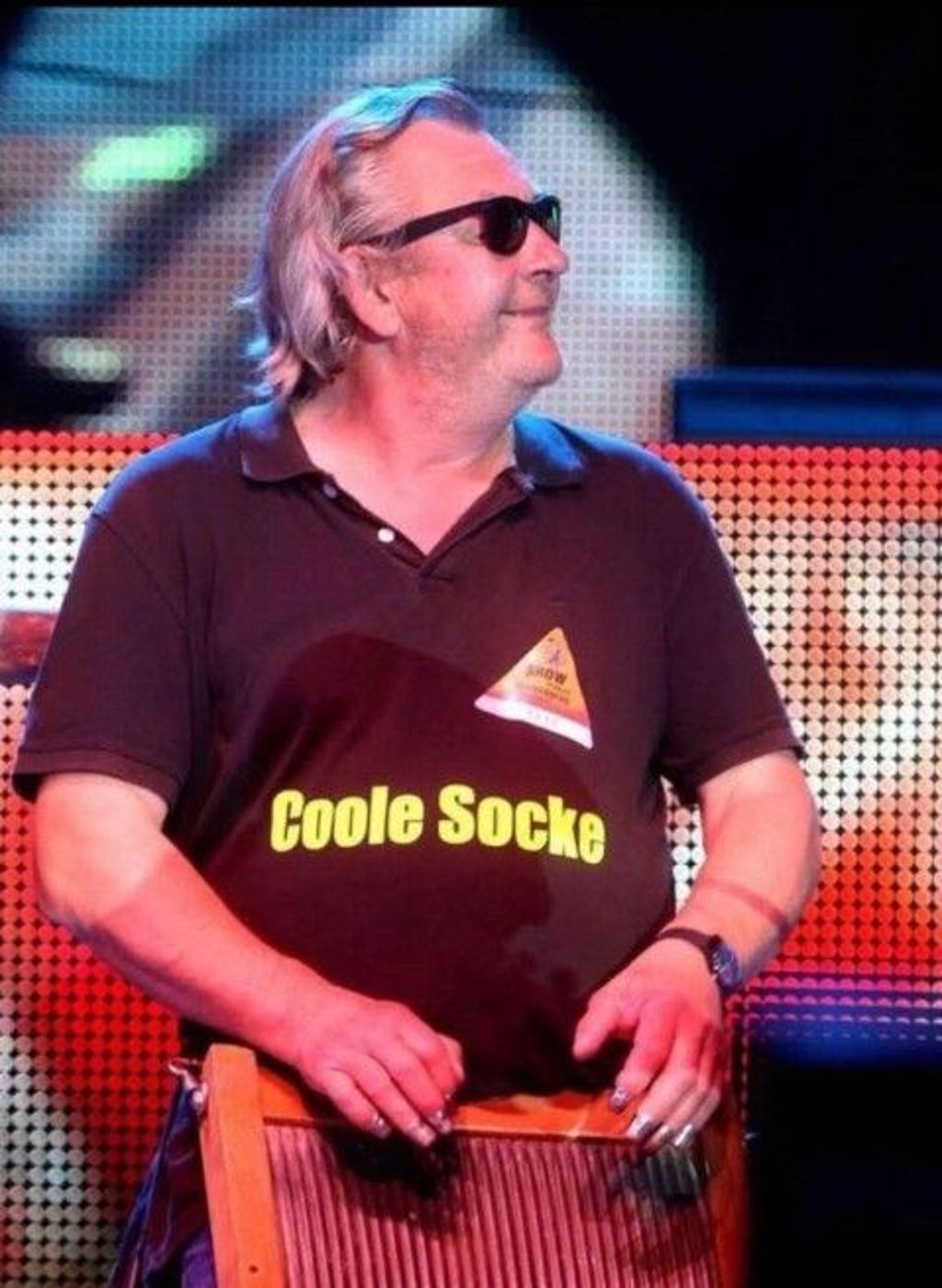 Gerald Mehnert mit seinem Waschbrett bei einem Auftritt Udo Lindenbergs in Leipzig.