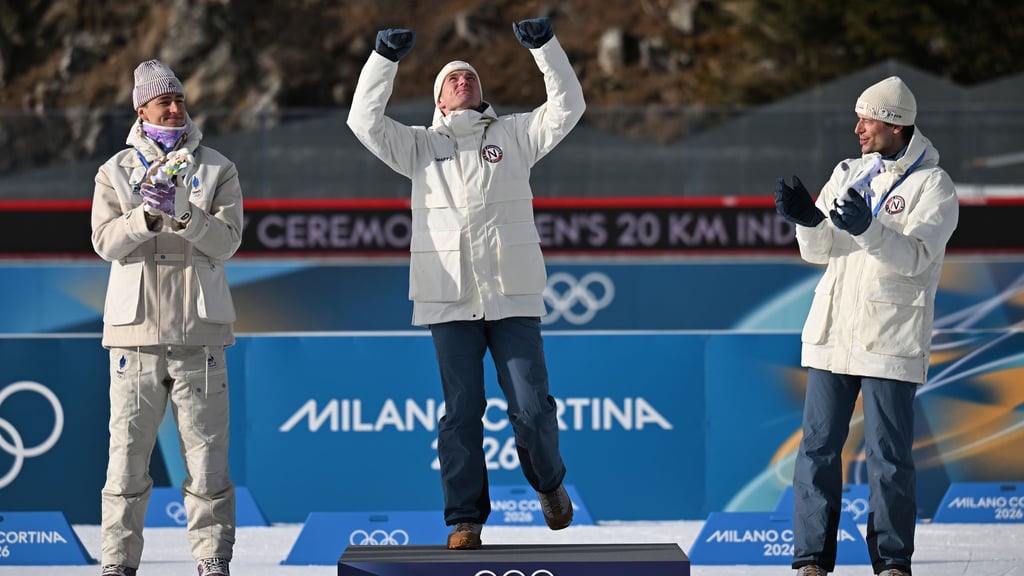 Johan-Olav Botn (m) denkt bei seinem größten Erfolg an seinen gestorbenen Teamkollegn Sivert Bakken.
