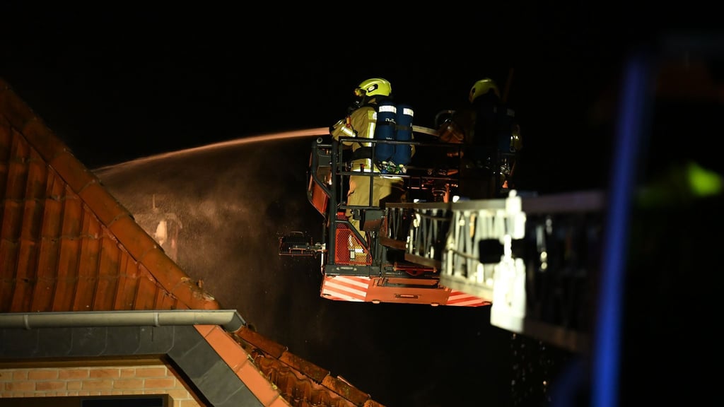 Vier Bewohner konnten sich aus den Flammen retten, teils mit schweren Verletzungen. (Archivbild)