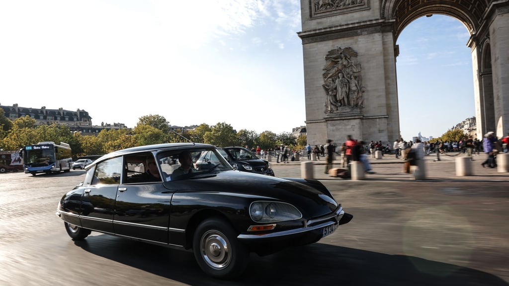 Stimmungsvoller geht es nicht: In der klassischen DS geht's rund um den Arc de Triomphe.