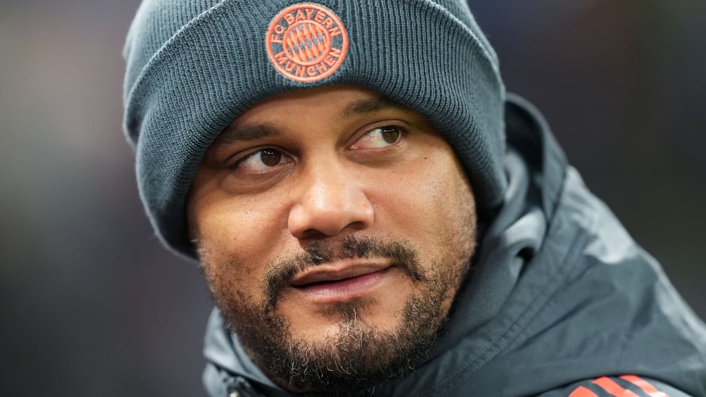 Bayern-Trainer Vincent Kompany freut sich auf das Pokalspiel. (Archivbild)