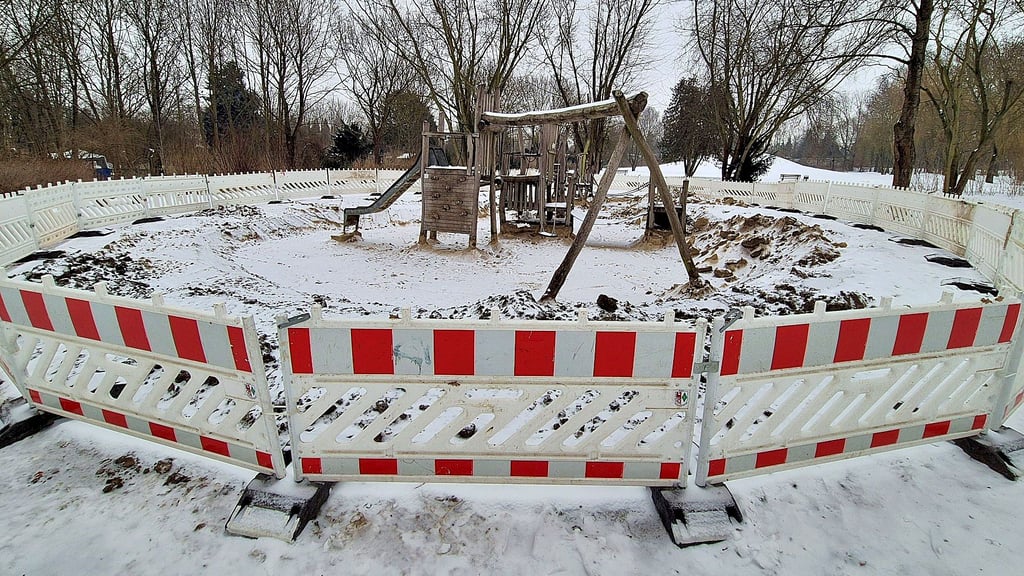 Am Spielplatz am Schwanenteich in Stendal wird gebaut.