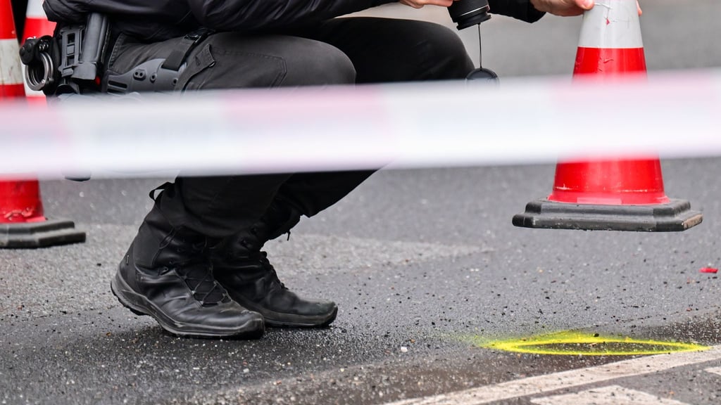 Die Polizei ermittelt nach Schüssen auf eine Shishabar in Berlin-Wedding. Hier bei der Sicherung von Spuren.