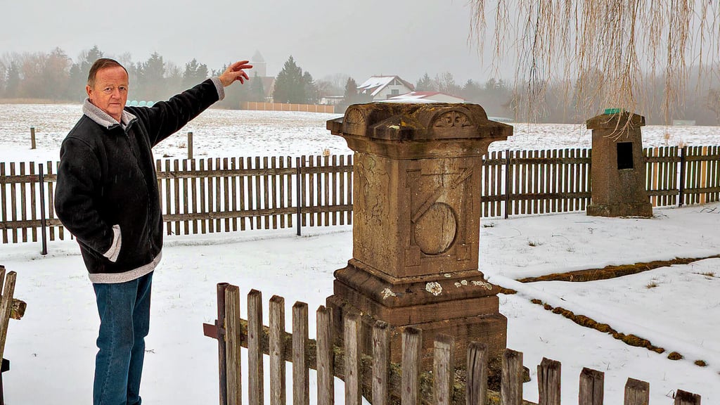 Harald Menz zeigt auf den leeren Sockel. Da oben, auf dem Freidenkerfriedhof in Hansburg, stand einmal ein  Obelisk. 