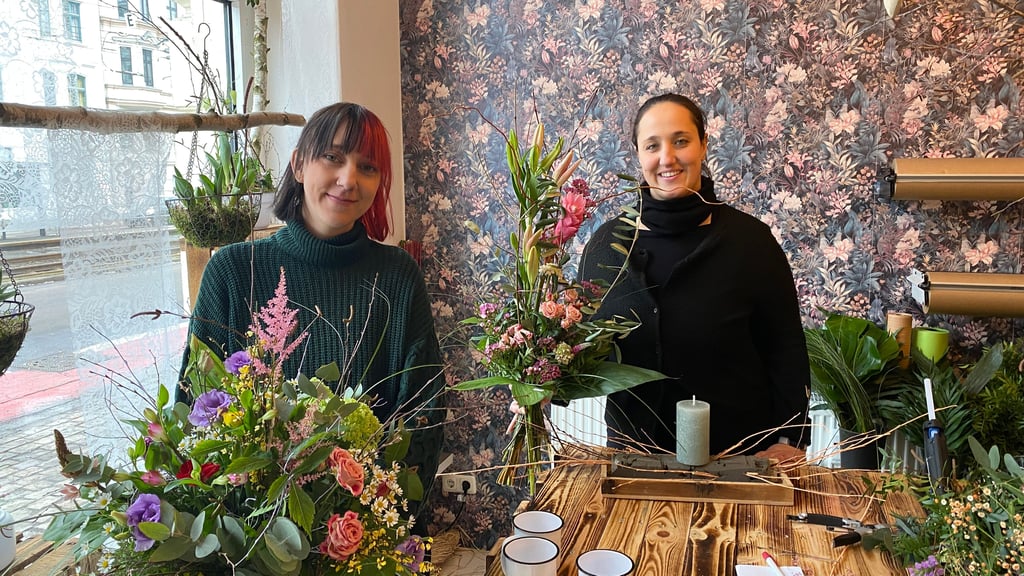 Celine Dünkel (l.) und Anna Rathmann haben in Magdeburg das „Blütenverzaubert“ eröffnet.