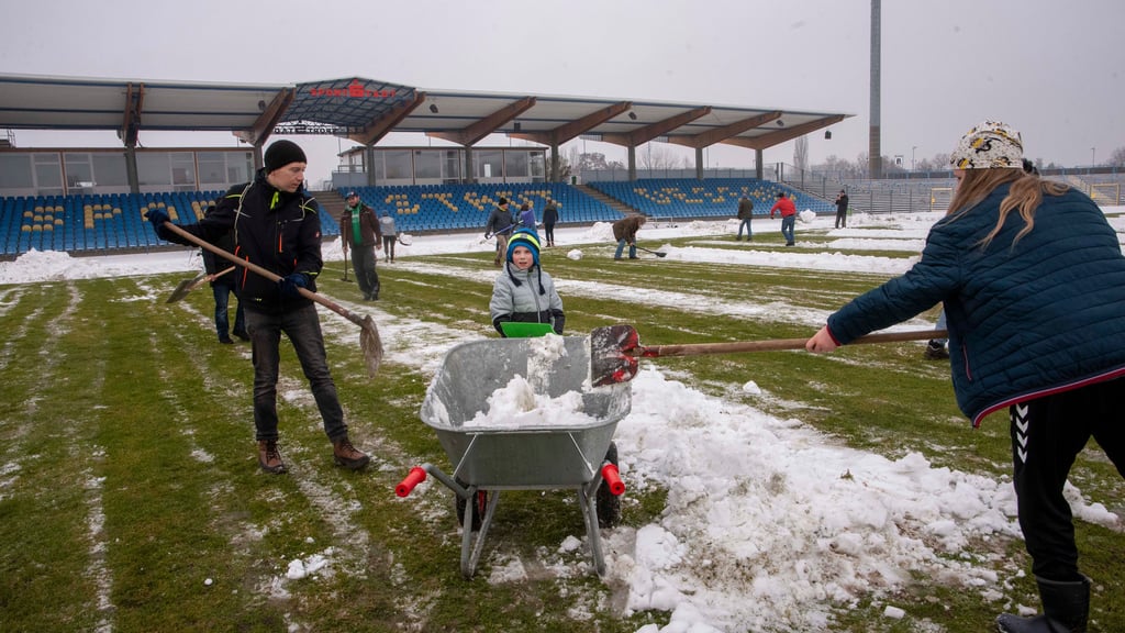In Dessau wurde am vergangenen Sonnabend Schnee vom Rasen geholt. 