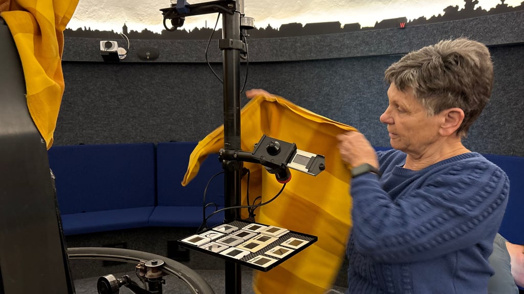 Für die Bauarbeiten deckt Elke Sommer die Technik vom Planetarium in Burg ab.