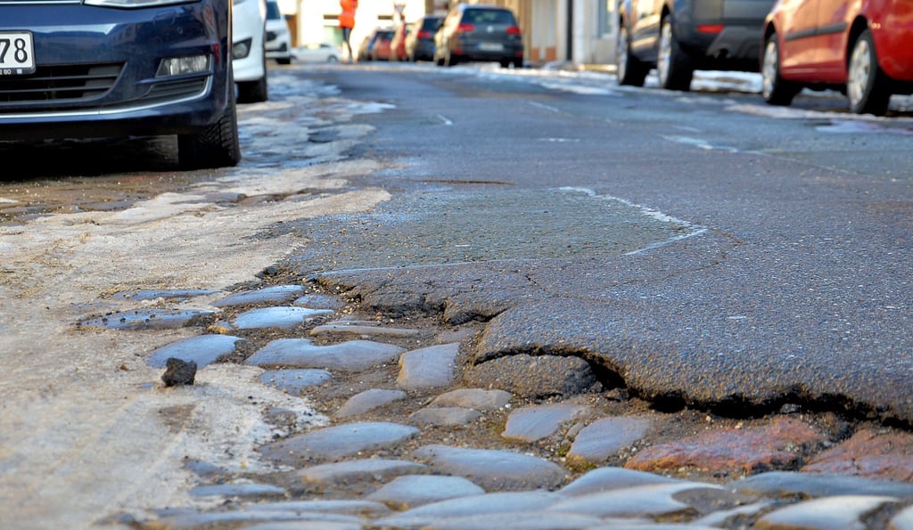 Vorsicht Absatz! Auch in der Querstraße in Staßfurt ist große Aufmerksamkeit geboten. Bürgermeister Zok kündigte an, dass sogar mit Straßensperrungen gerechnet werden müsse, weil Kanäle einzubrechen drohen.