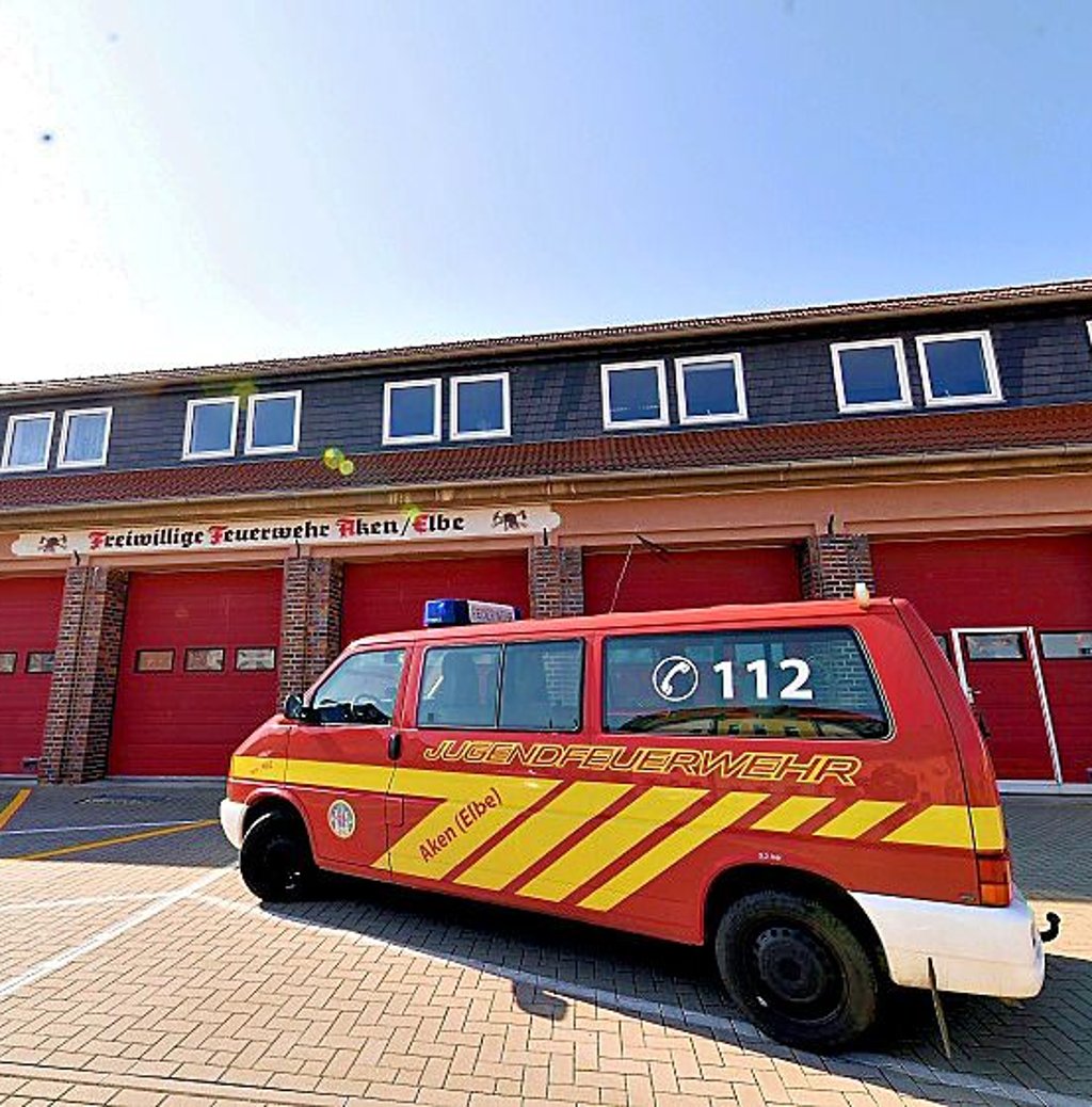 Ein Fahrzeug steht vor dem Depot der Feuerwehr Aken.