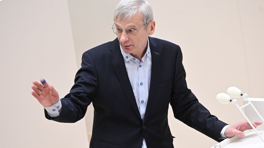 Brandenburgs AfD-Fraktionschef Hans-Christoph Berndt hält die Identitäre Bewegung nach eingen Worten nicht für rechtsextremistisch. (Archivbild)