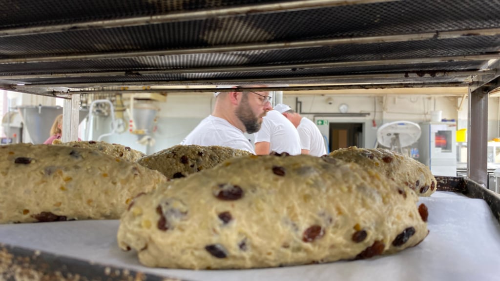 Handwerklich schmackhafte Brote, Kuchen oder wie hier Stollen – das ist das Markenzeichen der Halberstädter Bäcker und Konditoren GmbH.
