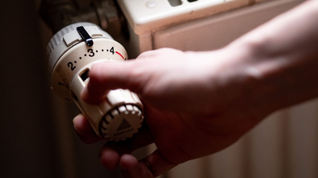 Der strenge Winter hat im Osten Deutschlands den Verbrauch von Heizenergie nach oben getrieben, wie aus einer Analyse des Energiedienstleisters Techem hervorgeht. (Symbolbild)