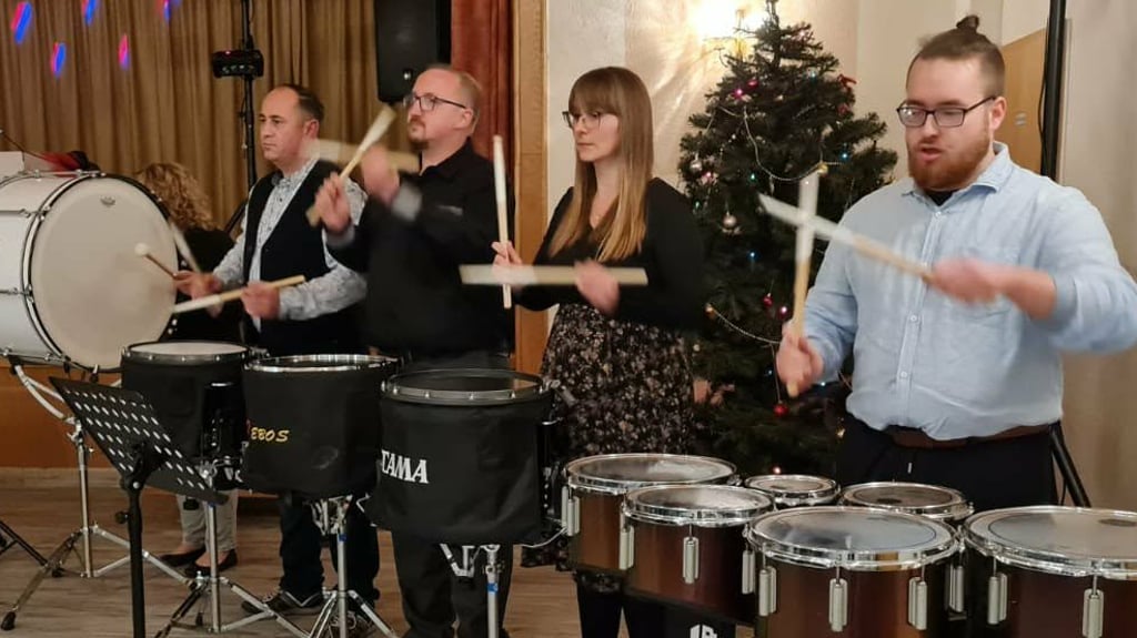 Bei der Weihnachtsfeier der Röblinger Feuerwehrleute traten die Saltlake Beatsticks auf. Aber um bei großen Events mit dabei sein zu können, brauchen sie dringend Mitstreiter.