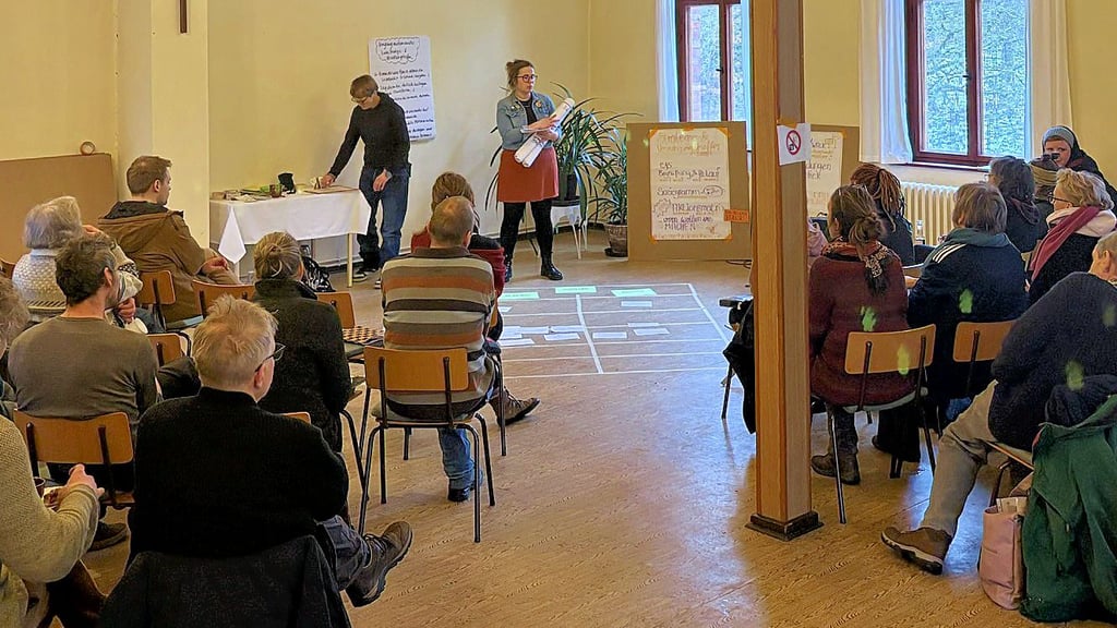 Teilnehmer des Strategietreffens des Bündnisses gegen Rechts  Wendland-Altmark kamen im Lorenzsaal der St. Marien Gemeinde Salzwedel zu einer Gesprächsrunde zusammen.  