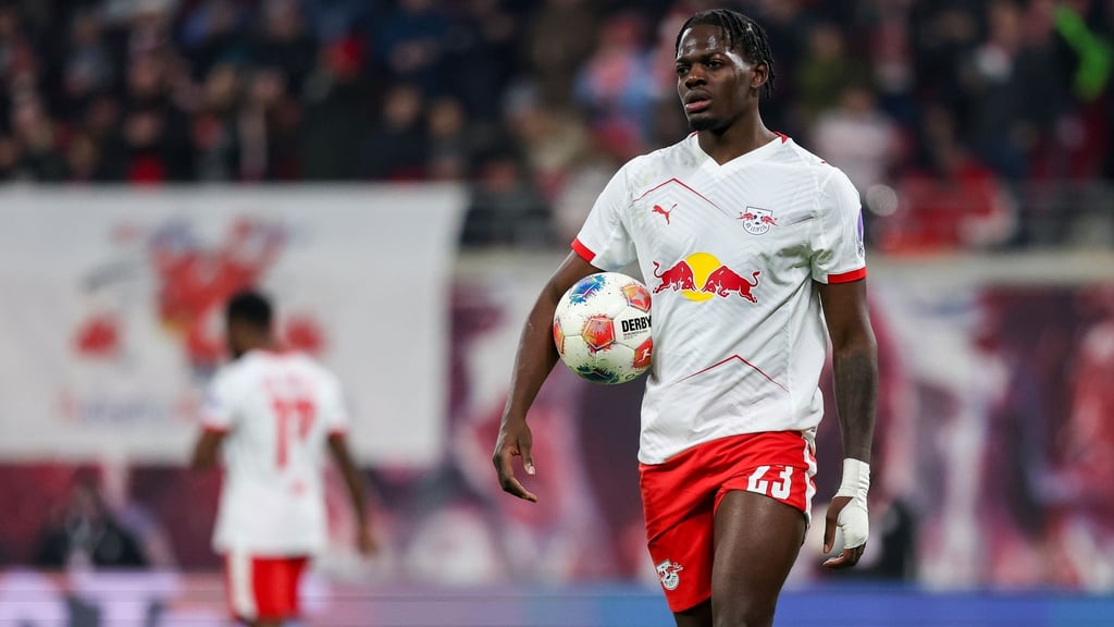 Leipzigs Castello Lukeba könnte nach seiner Verletzung in München wieder auflaufen. (Archivbild)