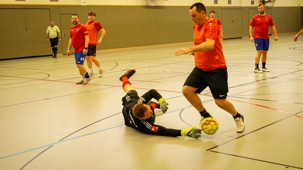 Spannende und faire Spiele lieferten sich insgesamt sechs Teams beim ersten Winterlösch-Cup in Oschersleben.