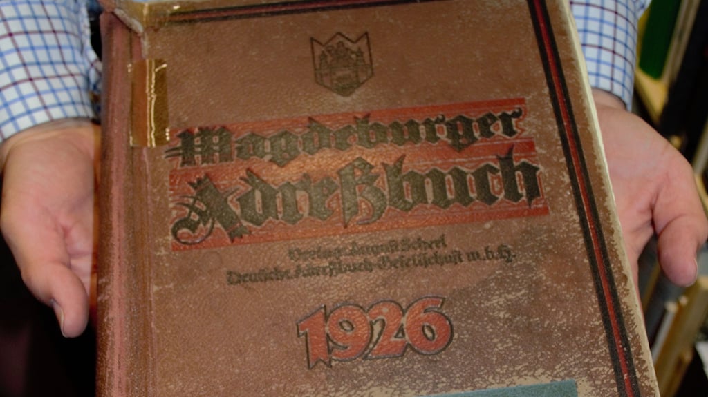 Neben Kirchenbüchern und Archivalien sind auch alte   Adressbücher Quellen für die Genealogen.