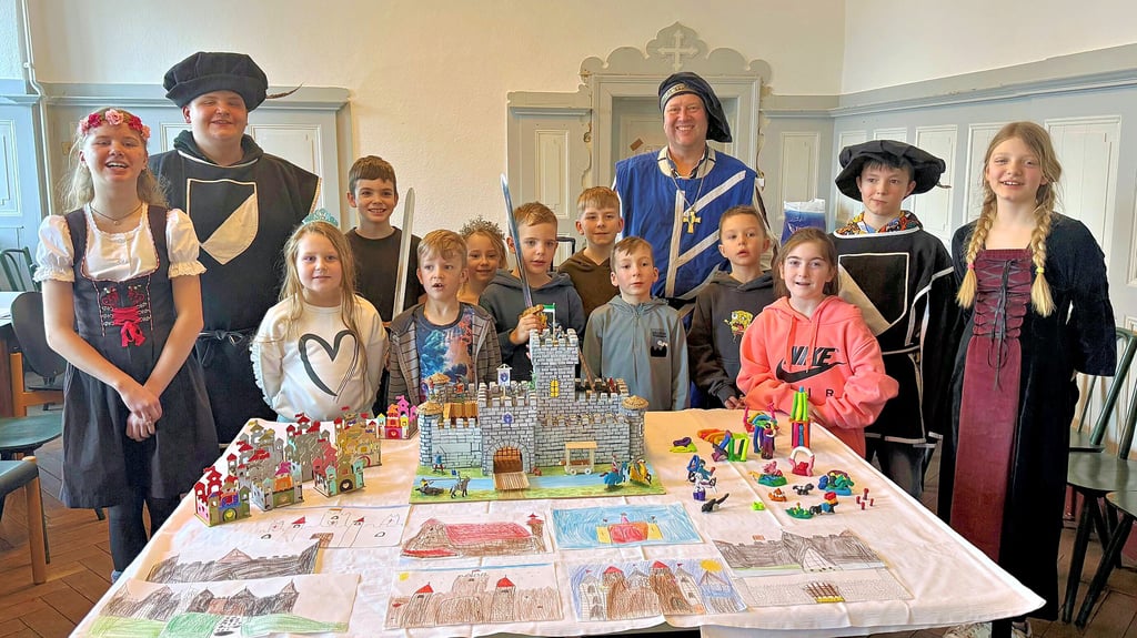 Stolz präsentieren die Teilnehmer des Projektes „Stadttore im Mittelalter“ ihre Ergebnisse.