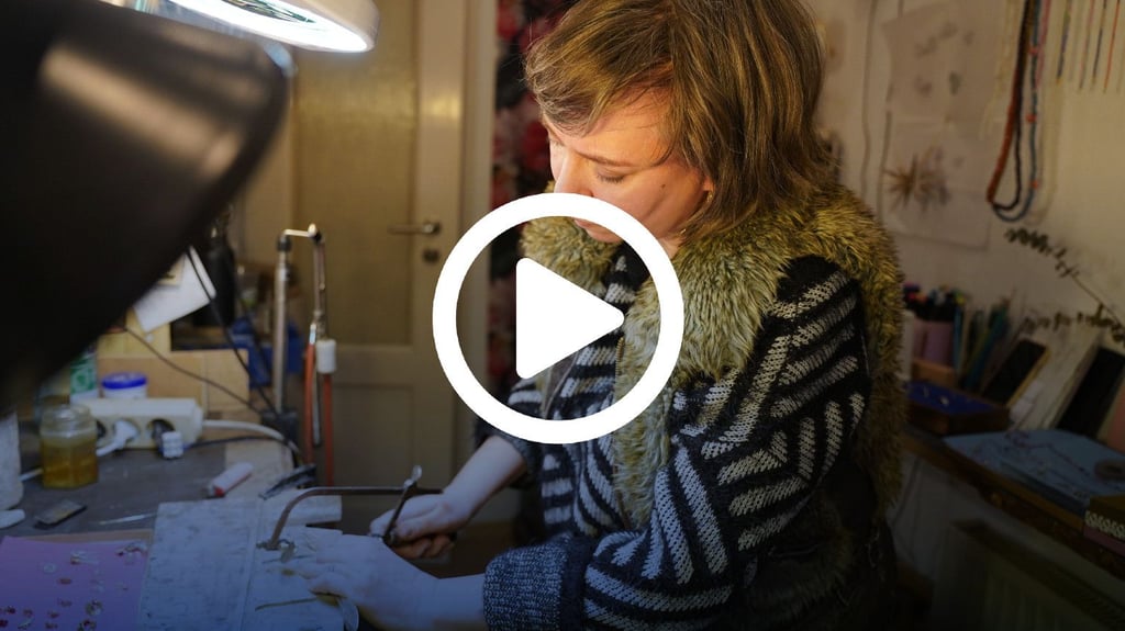 In ihrem Laden stellt Dana Andr an einer Werkbank Schmuck selbst her.