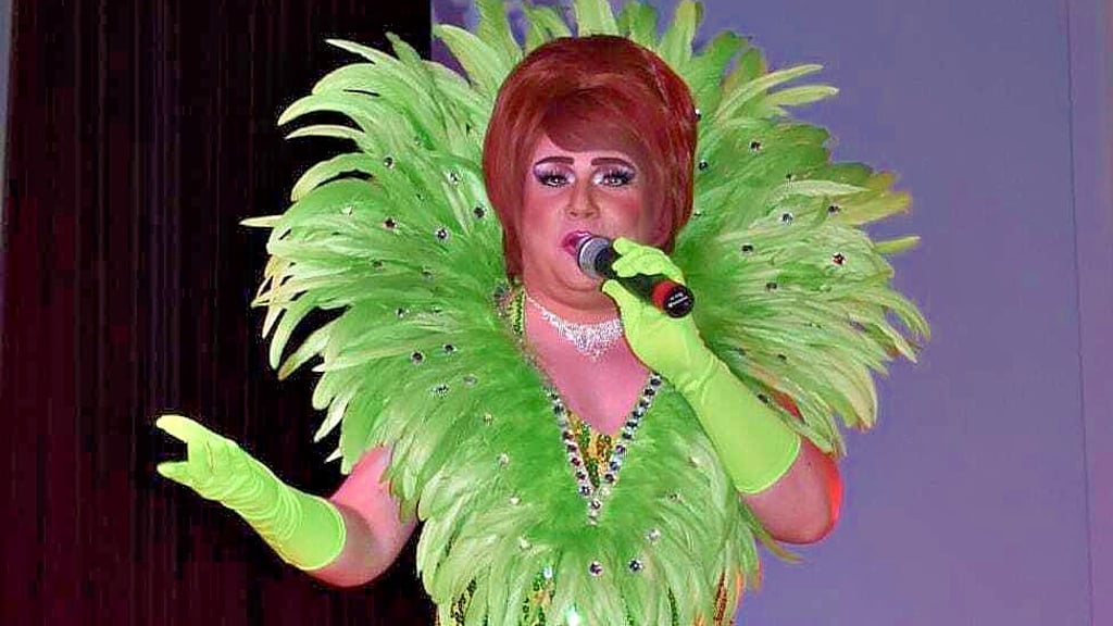 So tritt der Vereinschef als Angelina auf. 