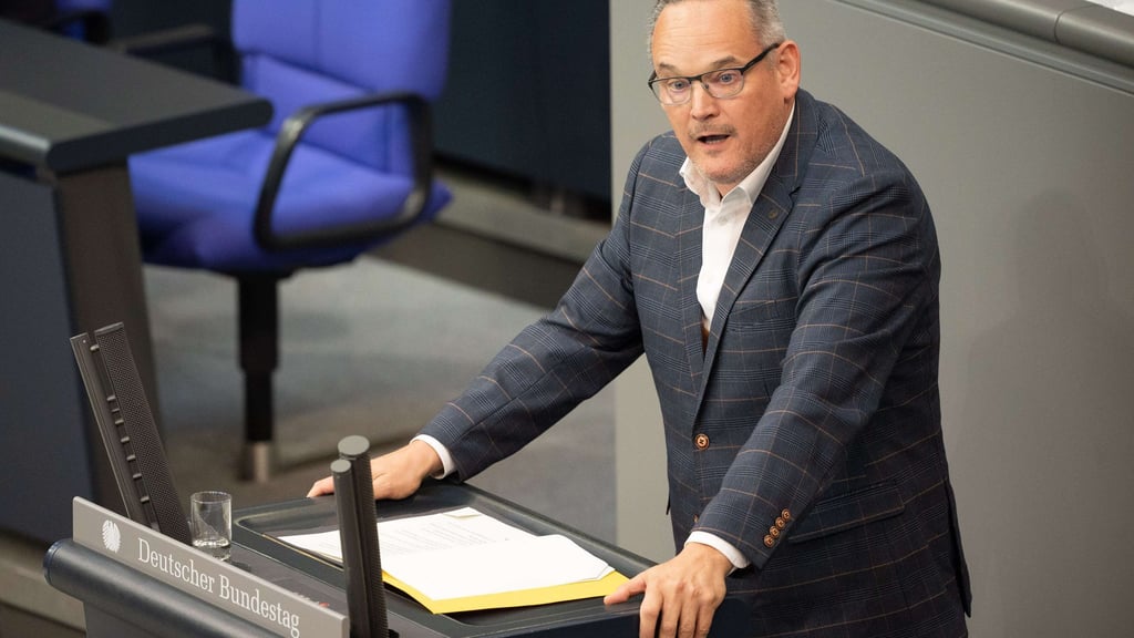 In Sachsen-Anhalt werden immer mehr Fälle bekannt, in denen Familienangehörige von AfD-Politikern bei anderen Abgeordneten beschäftigt worden sind. Betroffen ist auch AfD-Landeschef Martin Reichardt. (Archivbild)