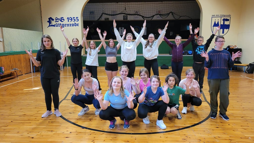 Neben Tanzsport und  Fußball sind auch Volleyball, Fitness- und Präventionssport sowie Darts fester Bestandteil im Vereinsportfolio der SG 1955 Lüttgenrode, hier die Jugendtanzgruppe.