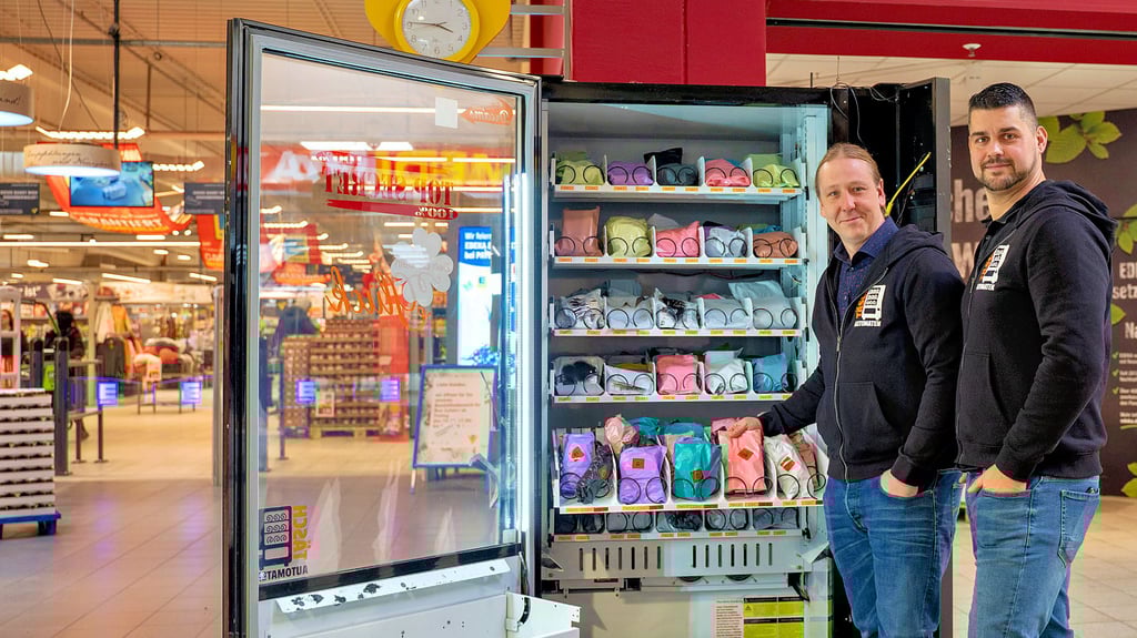Michel Schmidt (links) und Ralf Tänzer setzen im E-Center Wittenberg auf das Geschäft mit der Überraschung.