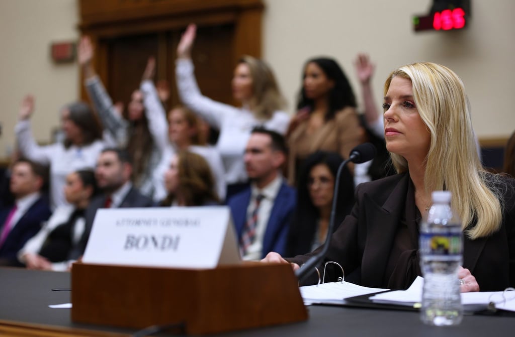 Ein Demokrat wirft US-Justizministerin Pam Bondi im Umgang mit den Epstein-Akten „Vertuschung“ vor.