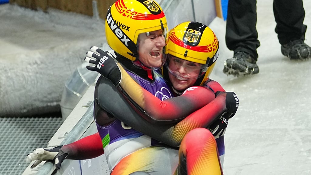 Freuen sich über Platz zwei: Dajana Eitberger und Magdalena Matschina