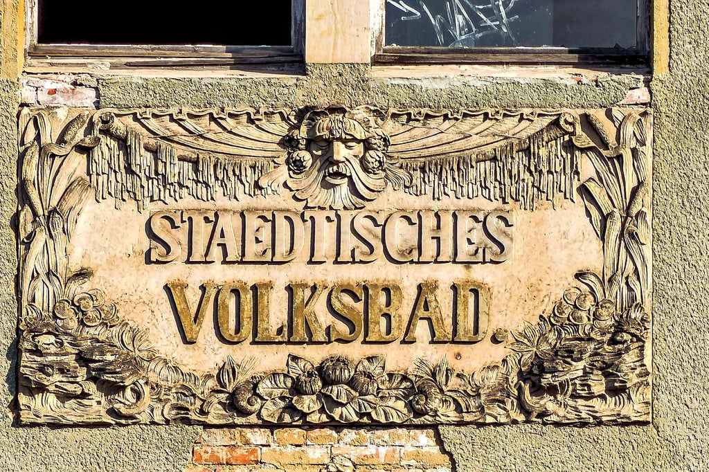 Dieses kunstvoll gestaltete Fassadenrelief  ist über dem Haupteingang des ehemaligen städtischen Volksbades angebracht. 