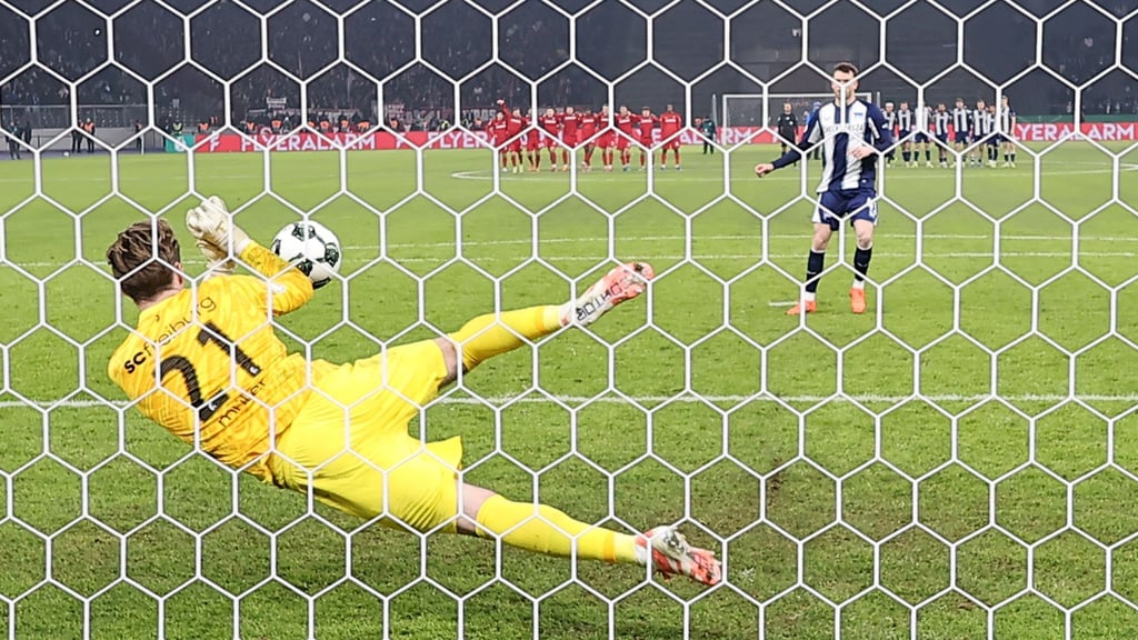 Freiburgs Keeper Florian Müller pariert im Elfmeterschießen gegen Hertha BSC zwei Schüsse.