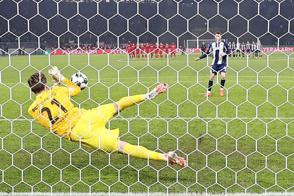 Freiburgs Keeper Florian Müller pariert im Elfmeterschießen gegen Hertha BSC zwei Schüsse.